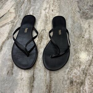 Tkees matte black sandals size 8